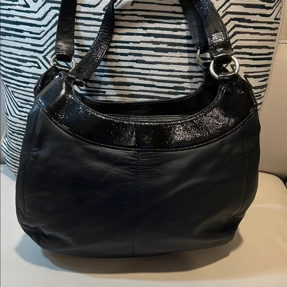 Coach Lynn Soho Leather w/ Patent Trim Black Shoulder Bag EUC - Picture 5 of 10